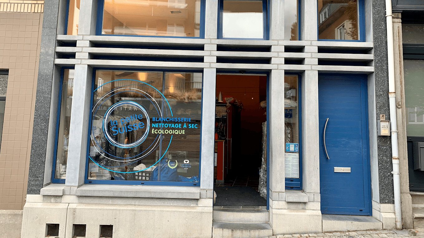 Blauwe gevel van de winkel van La Petite Suisse in de Rue du Roitelet in Watermaal-Bosvoorde