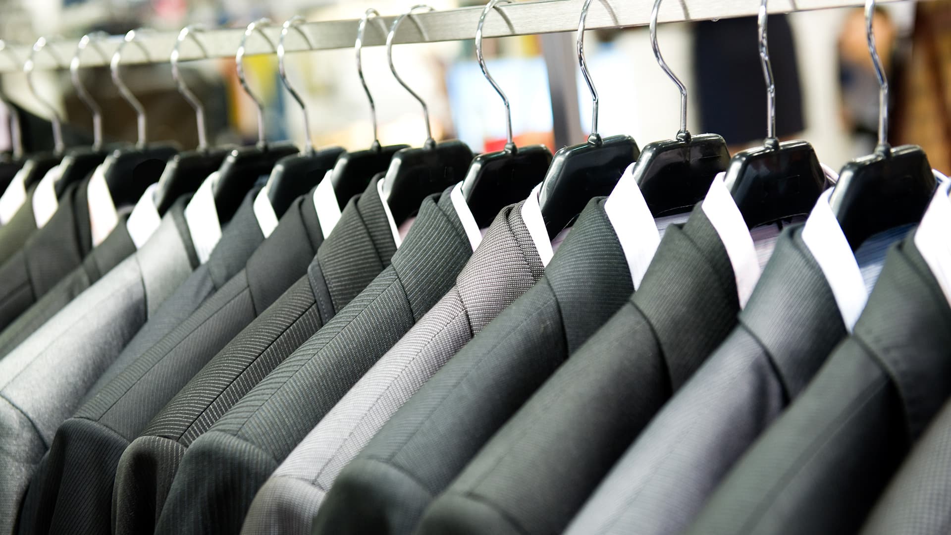 Kostuums aan de hanger na een droogkuisbeurt
