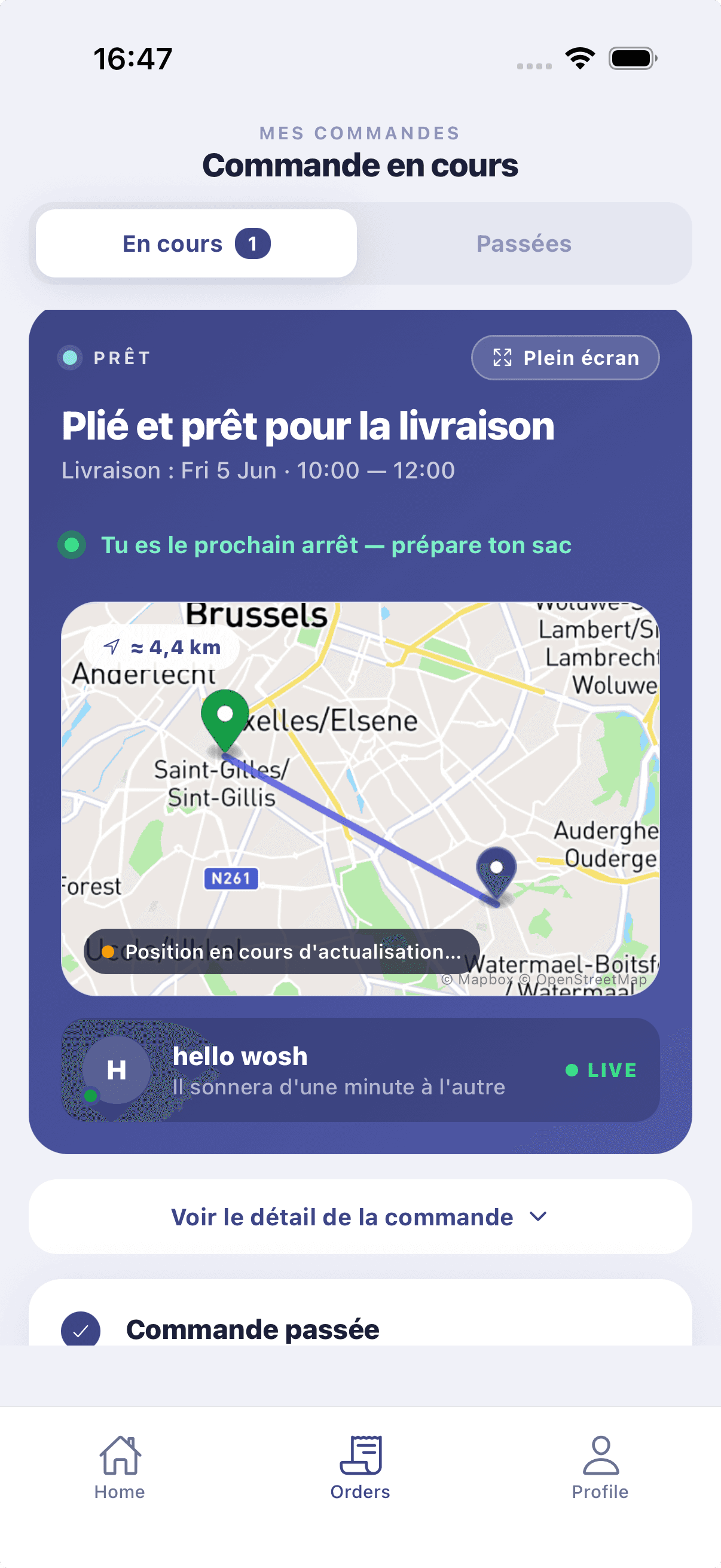 Volgscherm in WOSH: bestelling geplooid en klaar, leveringstijdslot en de positie van de chauffeur op een kaart van Brussel