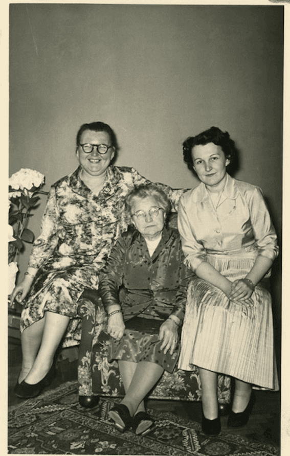 Drie vrouwen van de familie Folie in een salon, oude foto