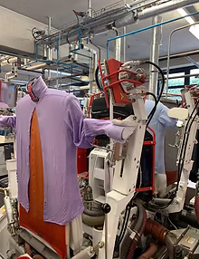 Een hemd op een automatische strijkpop in het huidige atelier
