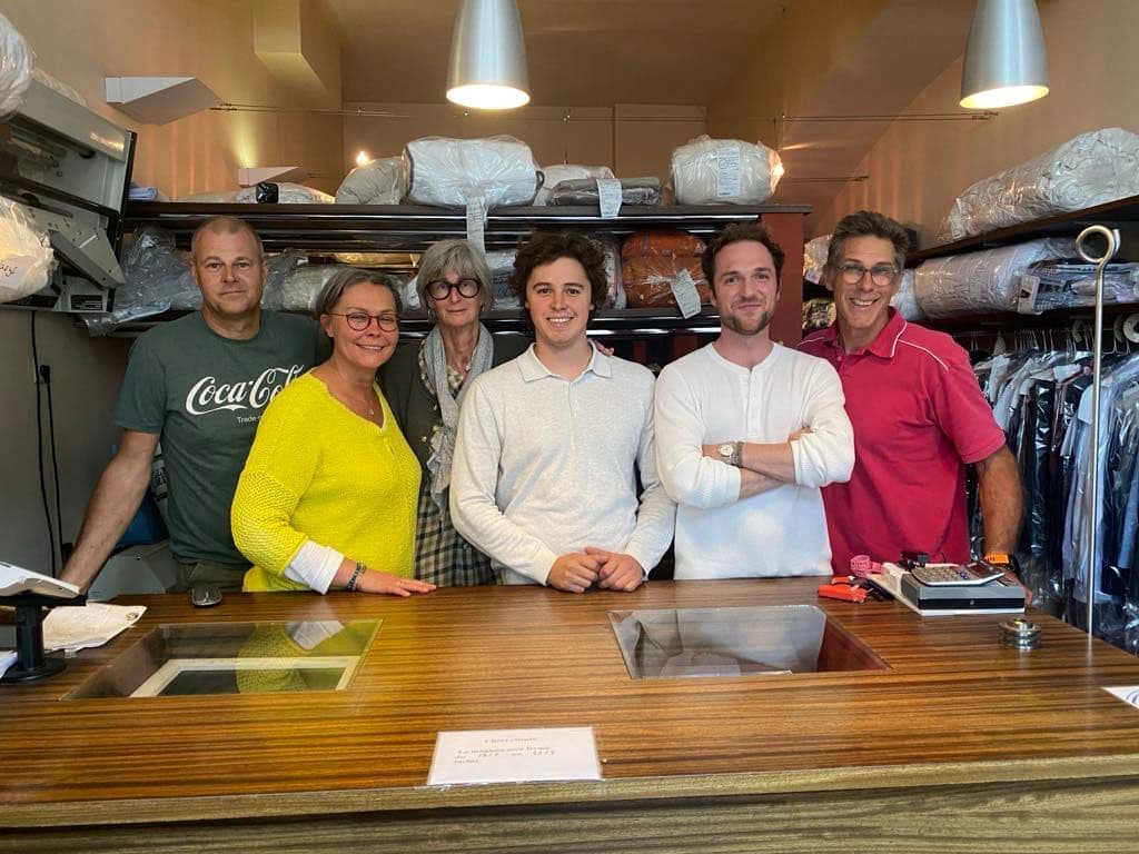 Het team van de Petite Suisse achter de toonbank van de winkel