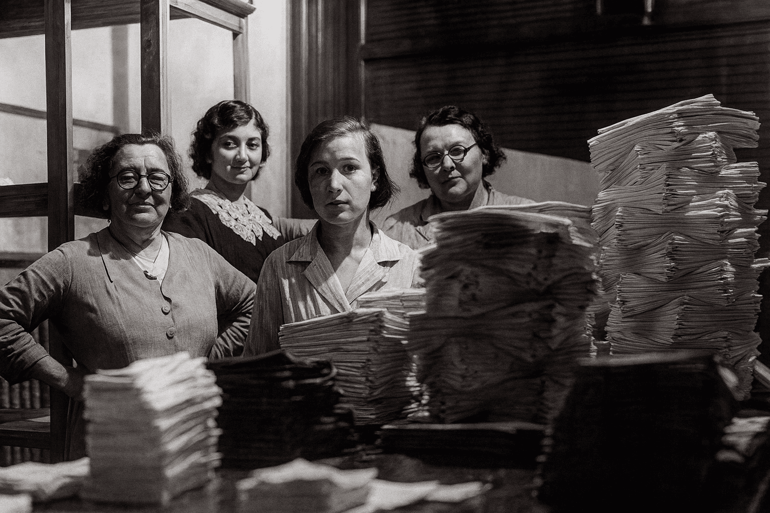 De wasvrouwen van de Petite Suisse achter stapels geplooid linnen, jaren 1930